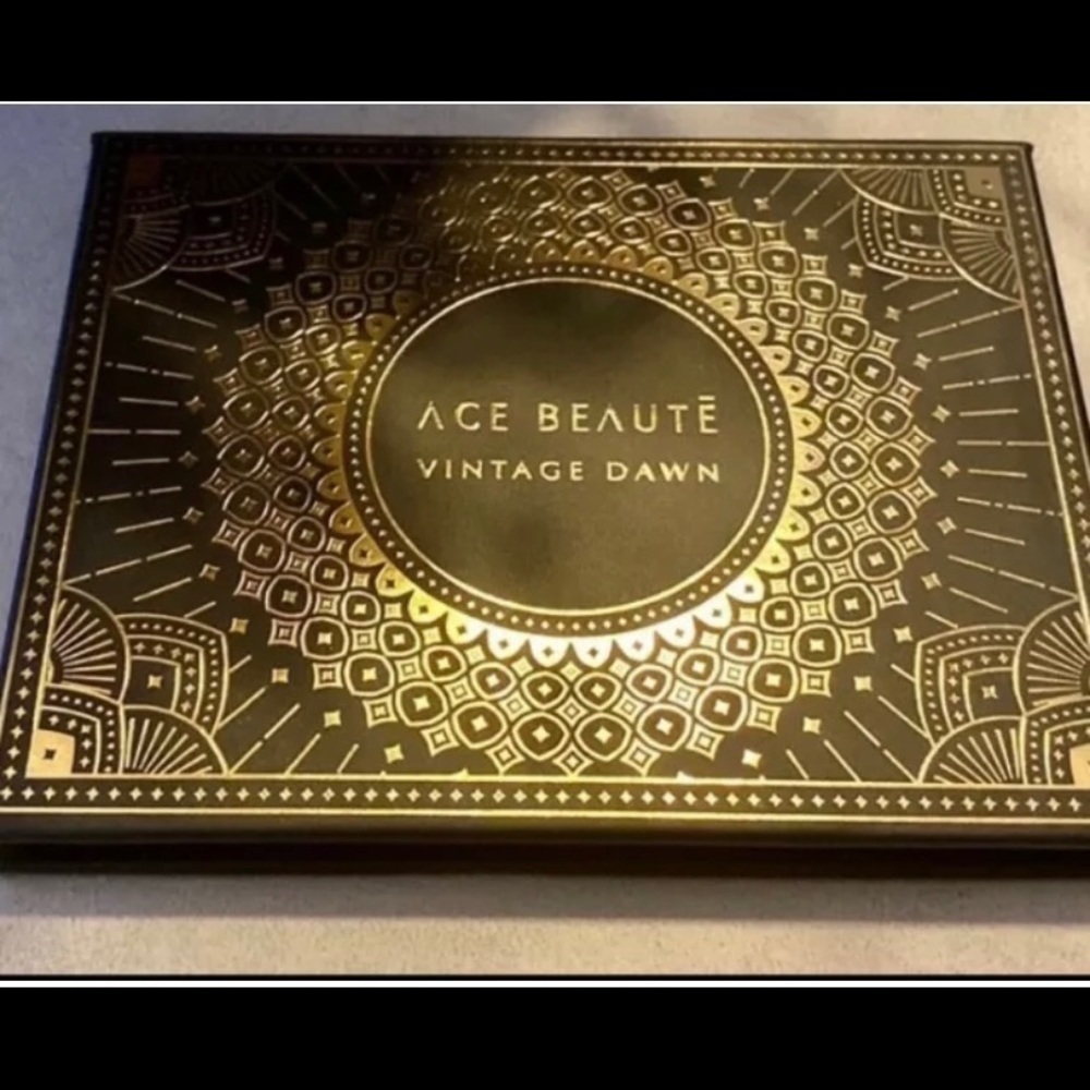 Ace Beaute Vintage Dawn eyeshadow palette